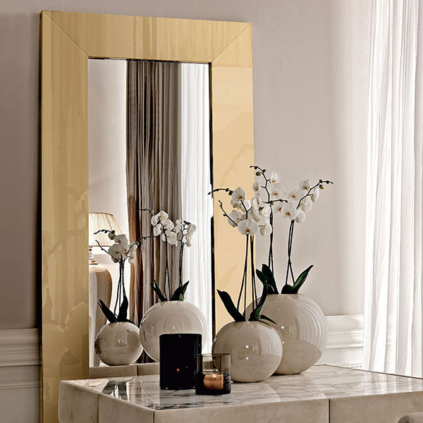 <strong>GMR06</strong><br> 
specchiera in acciao finitura gold  
124 x 240 cm