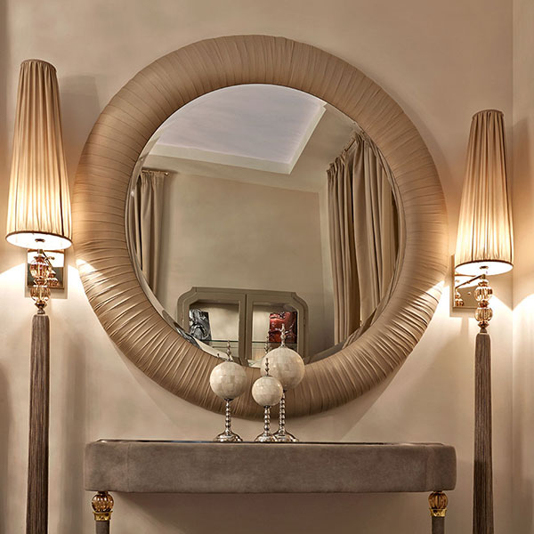 <strong>4020</strong><br>
specchiera rotonda in tessuto a pieghe  
Ø 170 cm