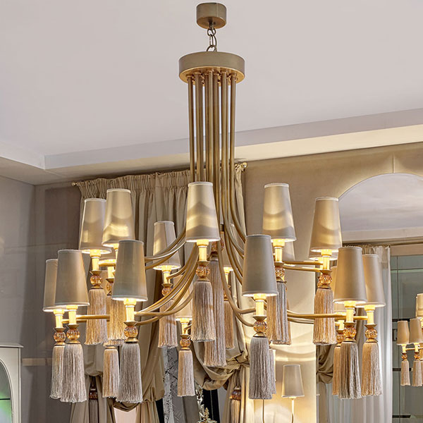 <strong>PML01</strong><br>
lampadario 20 luci finitura oro patinato con sfere in cristallo ambra e pendenti fiocco sfilato, completo di paralumi
Ø 128 x 106 cm