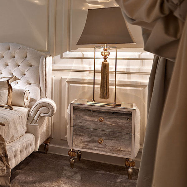 <strong>G3043</strong><br>
lampada in acciaio finitura gold, con sfera in cristallo ambra e pendente fiocco sfilato, completa di paralume  
steel lamp, gold finish with amber crystal ball and tassel, complete with shade
30 x 15 x 104 cm