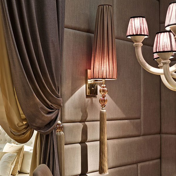 <strong>G1191</strong><br>
applique 1 luce in acciaio finitura gold con sfera in cristallo ambra e pendente fiocco sfilato, completa di paralumi  
25 x  25 x 156 cm