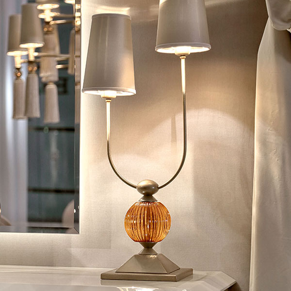 <strong>PML02</strong><br>
lampada 2 luci finitura oro patinato con sfere in cristallo ambra, completa di paralumi 
35 x 20 x 80 cm