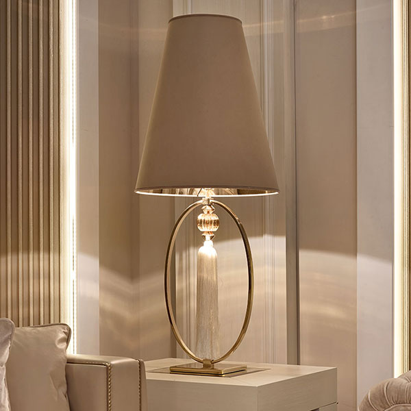 <strong>G3044</strong><br>
base lampada ovale in acciaio finitura gold con sfera in cristallo ambra e pendente fiocco sfilato, completa di paralume 
34 x 20 x 135 cm