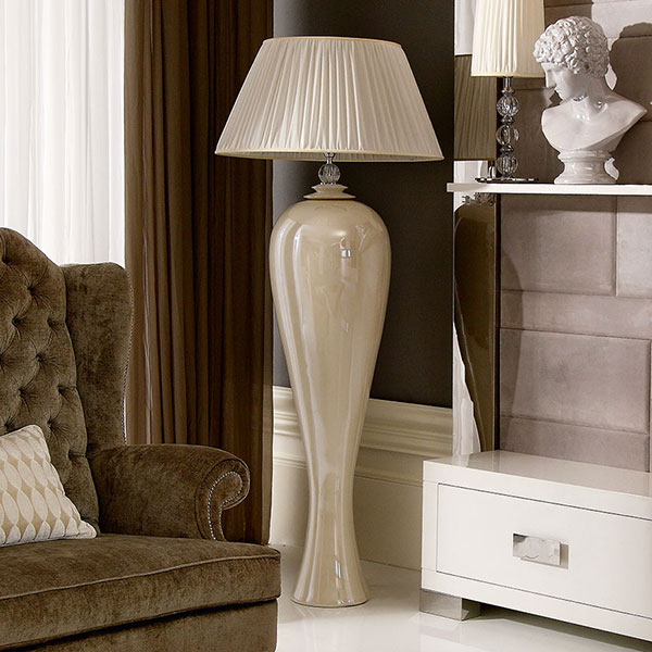 <strong>BS21 Cleo</strong><br>
piantana in ceramica con sfera in cristallo ambra, completa di paralume 
Ø 80 h. 200 cm