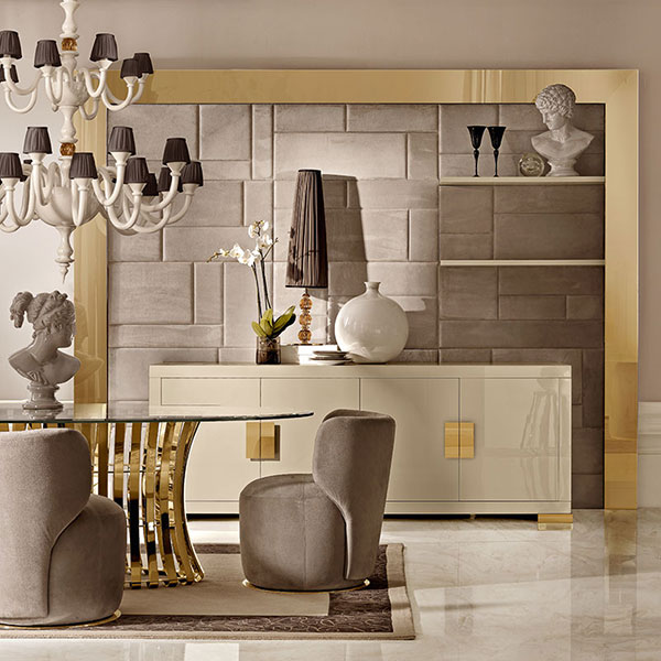 parete componibile con mosaico in pelle e cornice in acciaio finitura gold<br>

<strong>G1621</strong><br>
credenza 4 ante base e maniglia in acciaio finitura gold 
240 x 65 x 89 cm<br>

<strong>G1065 BROADWAY</strong><br>
tavolo in acciaio finitura gold lucidato a specchio, piano cristallo ovale   
240 x 140 x 73 cm <br>

<strong>G1045 KAREN</strong><br>
sedia girevole base in acciaio finitura gold  
Ø 63 x 73 cm<br>

<strong>G1190</strong><br>
lampada con sfere in cristallo ambra e acciaio finitura gold, completa di paralume 
Ø 25 x 106 cm<br>

<strong>bs22</strong><br>
lampadario in ceramica con sfere in cristallo ambra, 24 luci  
Ø 130 x 147 cm