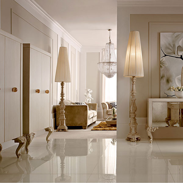 <strong>2077</strong><br>
armadio 2 ante legno 
130 x 65 x 191 cm<br>

<strong>1210</strong><br>
credenza ante specchio mirrored door sideboard   
249 x 70 x 94 cm<br>

<strong>VSS11 Fiori di pesco</strong><br>
quadro con Swarovski   
180 x 180 cm<br>

<strong>1044</strong><br>
tavolo specchio 
210 x 110 x 78 cm<br>

<strong>0358</strong><br>
sedia vestita   
46 x 55 x 102  cm<br>

<strong>5033</strong><br>
piantana legno 
Ø 45 H. 243 cm<br>

<strong>cl13</strong><br>
lampadario in cristallo, 9 luci 
Ø 60 x 88 cm