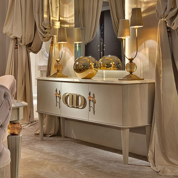 <strong>1653</strong><br>
credenza 2 ante, cassetto centrale   
185 x 48 x 90 cm<br>

<strong>PML02</strong><br>
lampada 2 luci finitura oro patinato con sfere in cristallo ambra, completa di paralumi  
35 x 20 x 80 cm<br>javascript:;

<strong>7035</strong><br>
embrasse sfera in cristallo ambra e pendente fiocco sfilato
H. 120 cm <br> <br>   

<strong>L4013</strong><br>
specchiera arco retroilluminata led    
100 x 7 x 180 cm 
