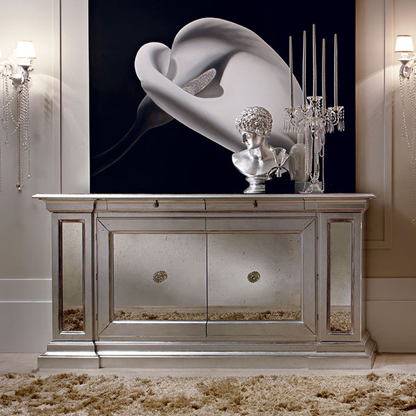 <strong>1518S</strong><br>
credenza ante specchio 
213 x 55 x 108 cm<br>
 
<strong>VSS12 CALLA</strong><br>
quadro con Swarovski 
180 x 180 cm<br>

<strong>BS16/CR</strong><br>
applique 2 luci con cristalli e paralumi 
L. 43 H. 34 cm