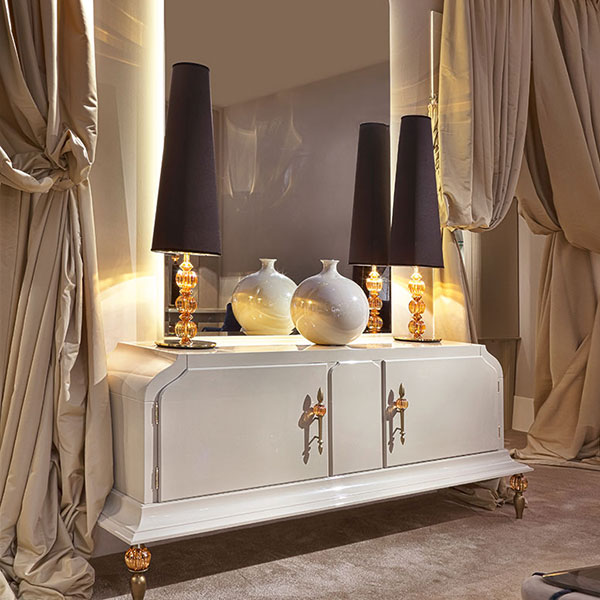 <strong>P1012</strong><br>
credenza 2 ante piedini in acciaio finitura oro patinato con sfera in cristallo ambra  
198 x 54 x 81 cm<br>

<strong>G1190</strong><br>
lampada con sfere in cristallo ambra e acciaio finitura gold, completa di paralume  
Ø 25 x 106 cm<br>

<strong>L4018</strong><br>
specchiera retroilluminata led
120 x 7 x 180 cm
