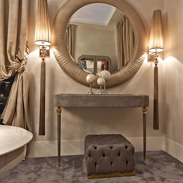 <strong>G2001M5 JULIETTE</strong><br>
consolle con rivestimento cassetti e gambe in camoscio, 
piano marmo cappuccino bisellato lucido, sfere in cristallo ambra e elementi in acciaio finitura gold
142 x 55 x 103 cm <br>

<strong>G1027</strong><br>
pouff capitonnè con base in acciaio finitura gold   
60 x 60 x 40 cm <br>

<strong>4020</strong><br>
specchiera rotonda in tessuto a pieghe   
Ø 170 cm<br>

<strong>G1191</strong><br>
applique con sfere in cristallo ambra e acciaio finitura gold, completa di paralume e pendente fiocco sfilato 
25 x 25 x 156 cm