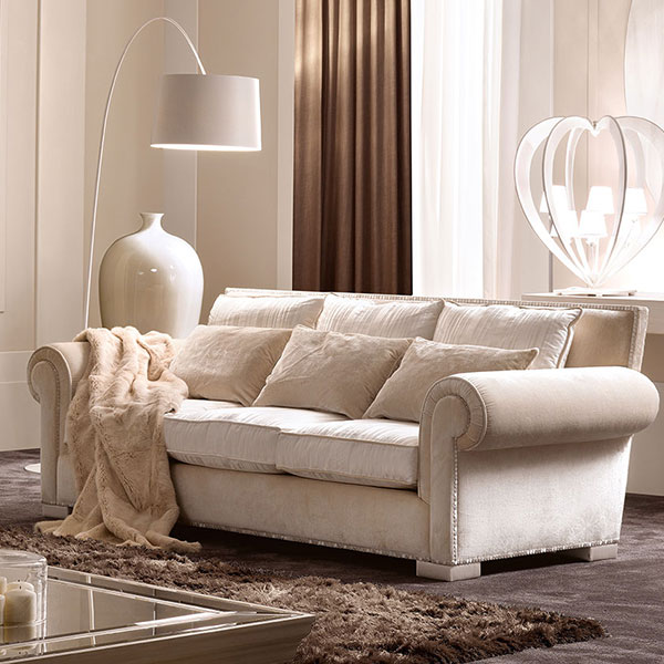 <strong>7713 Brandon</strong><br>
divano
240 x 96 x 100 cm<br>

<strong>1022</strong><br>
mobile
240 x 61 x 230 cm<br>
  
<strong>0618</strong><br>
tavolo da fumo quadrato 
130 x 130 x 26 cm<br>
 
<strong>1565S</strong><br>
consolle specchio 
150 x 60 x 88 cm<br>
 
<strong>2136</strong><br>
base lampada Cuore 6 luci  
Ø 69 x 76 cm<br>
 
<strong>4003 CAMEO</strong><br>
specchiera 
112 x 4 x 160 cm<br>

<strong>2031</strong><br>
piantana a braccio base completa di paralume 
arched floor lamp complete with shade  
Ø 31 x P. 130 x H. 194 cm