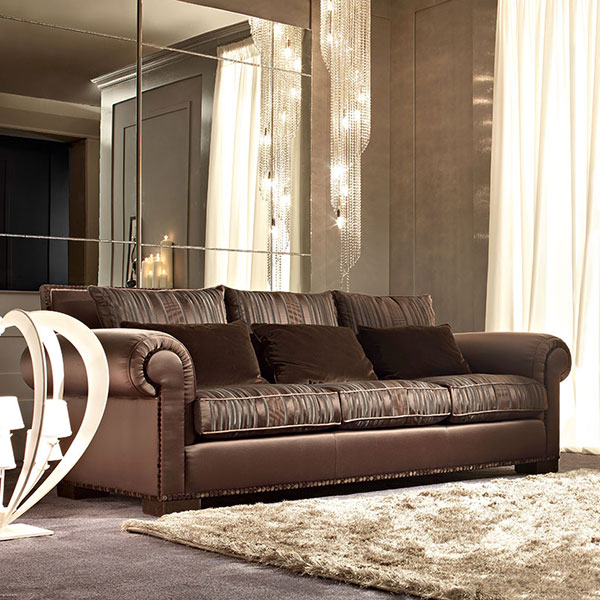 <strong>7713 Brandon</strong><br>
divano
240 x 96 x 100 cm<br>

<strong>7111 Beatrice</strong><br>
poltrona 
95 x 92 x 93 cm<br>

<strong>4005 LONDRA</strong><br>
specchiera 2 pezzi cadauno 
120 x 4 x 180 cm<br>
    
<strong>2136</strong><br>
base lampada Cuore 6 luci    
Ø 69 x 76 cm