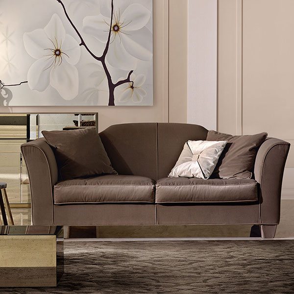 <strong>7916 Daniel</strong><br>
divano
215 x 95 x 95 cm<br>
 
<strong>G1620</strong><br>
credenza 4 ante con base in acciaio finitura gold, con specchi a mosaico   
240 x 53 x 96 cm<br>
 
<strong>GmR08</strong><br>
tavolo in acciaio finitura gold lucidato a specchio, piano marmo cappuccino bisellato lucido
Ø 52 x 63 cm<br>
 
<strong>4017</strong>br>
cubo di specchi 
60 x 40 x 30 cm<br>
 
<strong>bs27</strong><br>
candelabro in ceramica, 4 luci 
h. 90 cm<br>
 
<strong>G1190</strong><br>
lampada con sfere in cristallo ambra e acciaio finitura gold, completa di paralume 
Ø 25 x 106 cm<br>
 
<strong>mr03</strong><br>
specchio da tavolo   
54 x 55 x 25 cm<br>
 
<strong>vss37 Fiori di pesco</strong><br>
quadro con Swarovski  
150 x 150 cm