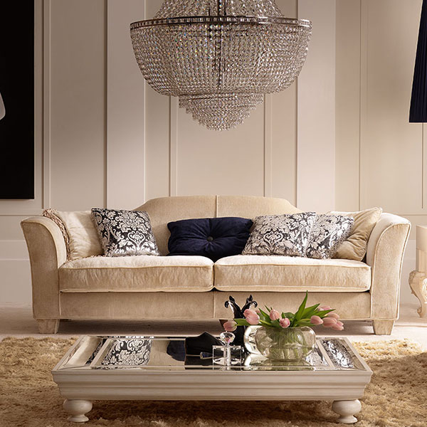 <strong>7913 daniel</strong><br>
divano
250 x 95 x 95 cm<br>

<strong>7916 daniel</strong><br>
divano
215 x 95 x 95 cm<br>

<strong>7912 daniel</strong><br>
divano
180 x 95 x 95 cm<br>
  
<strong>0617</strong><br>
tavolo da fumo specchi 
160 x 80 x 26 cm<br>
 
<strong>VSS12 CALLA</strong><br>
quadro con Swarovski 
180 x 180 cm<br>
  
<strong>cl13</strong><br>
lampadario in cristallo, 9 luci
Ø 60 x 88 cm<br>

