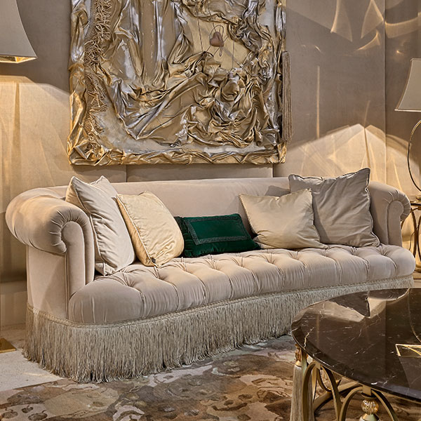 <strong>8303 DAVID</strong><br>
divano  
255 x 100 x 85 cm<br>
 
<strong>G3042</strong><br>
piantana con riquadro in acciaio finitura gold con sfere in cristallo ambra e pendente fiocco sfilato, completa di paralume
30 x 20 x 186 cm<br>
 
<strong>PML04</strong><br>
tavolino da fumo rotondo finitura oro patinato, con sfere in cristallo ambra e pendenti fiocco sfilato, piano marmo cappuccino bisellato
Ø 62 x 65 cm<br>
 
<strong>G3044</strong><br>
base lampada ovale in acciaio finitura gold con sfera in cristallo ambra e pendente fiocco sfilato, completa di paralume 
34 x 20 x 104 cm<br>
 
<strong>PML03</strong><br>
tavolo da fumo rotondo finitura oro patinato, con sfere in cristallo ambra e pendenti fiocco sfilato, piano marmo cappuccino bisellato
Ø 145 x 42 cm<br>

<strong>7035</strong><br>
embrasse bracciale con sfera in cristallo ambra  
H. 100 cm