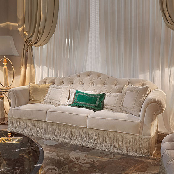 <strong>9213 DORIAN</strong><br>
divano
255 x 100 x 80 cm<br>
 
<strong>PML03</strong><br>
tavolo da fumo rotondo finitura oro patinato, 
con sfere in cristallo ambra e pendenti fiocco sfilato, piano marmo cappuccino bisellato
Ø 145 x 42 cm<br>
 
<strong>PML04</strong><br>
tavolino da fumo rotondo finitura oro patinato, 
con sfere in cristallo ambra e pendenti fiocco sfilato, piano marmo cappuccino bisellato 
Ø 62 x 65 cm<br>

<strong>G3044</strong><br>
base lampada ovale in acciaio finitura gold con sfera in cristallo ambra e pendente fiocco sfilato, 
completa di paralume 
34 x 20 x 135 cm<br>

<strong>7035</strong><br>
embrasse bracciale con sfera in cristallo ambra 
H. 100 cm