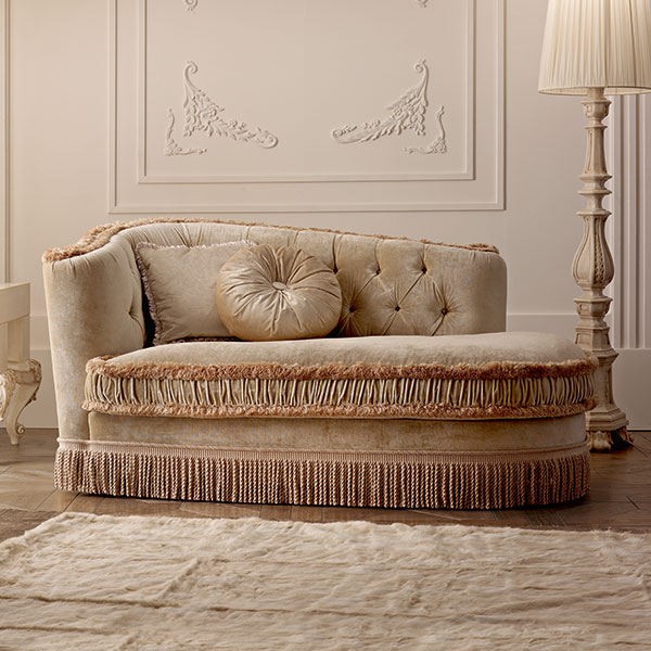 <strong>7619 Kevin</strong><br>
dormeuse 
day bed   
170 x 100 x 95 cm<br>

<strong>0524</strong><br>
tavolo piano specchio 
80 x 80 x 66 cm<br>

<strong>2136</strong><br>
base lampada Cuore 6 luci 
Ø 69 x 76 cm<br>

<strong>5033</strong><br>
piantana legno  
Ø 45  H. 243 cm