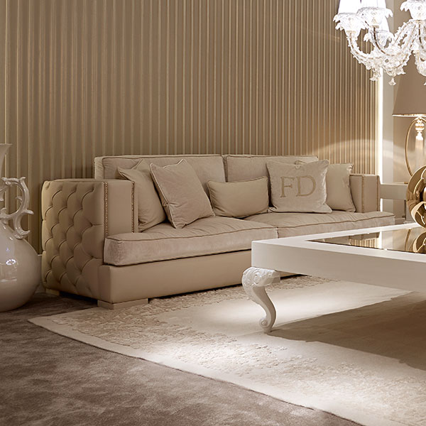 <strong>9116  MILTON</strong><br>
divano
230 x 95 x 90 cm<br>

<strong>6513 FRIDA</strong><br>
divano
250 x 115 x 105 cm<br>

<strong>G8909 HERMES</strong><br>
dormeuse con base in acciaio finitura gold
195 x 120 x 75 cm<br>

<strong>0629</strong><br>
tavolo da fumo con piano specchio anticato
150 x 150 x 48 cm<br>

<strong>4020CP</strong><br>
specchiera rotonda capitonnè 
Ø 170 cm<br>

<strong>G3044</strong><br>
base lampada ovale in acciaio finitura gold con sfera in cristallo ambra e pendente fiocco sfilato, completa di paralume 
34 x 20 x 135 cm<br>

<strong>CL19</strong><br>
lampadario in cristallo rezzonico 12 luci 
Ø 121 x 148 cm<br>
