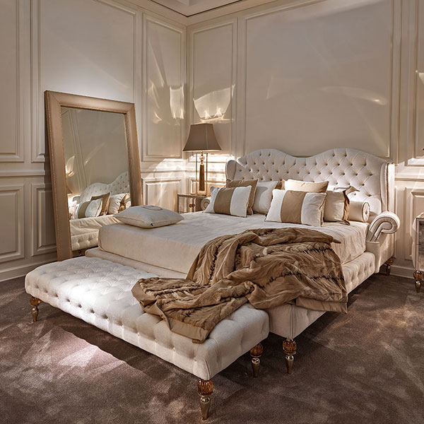 <strong>GL3060 Adelaide</strong><br>
letto elegance versione gold  
230 x 250 x 135 cm<br>

<strong>G1128 LUCAS</strong><br>
pouff capitonnè piedini in acciaio finitura gold con sfera in cristallo ambra  
180 x 60 x 40 cm<br>

<strong>GL1311</strong><br>
comodino 2 cassetti, fianchi capitonnè, piedini in acciaio finitura gold con sfera in cristallo ambra, completo di pomi ambra  
64 x  45 x  71 cm<br>

<strong>G3043</strong><br>
lampada in acciaio finitura gold, con sfera in cristallo ambra e pendente fiocco sfilato, completa di paralume  
30 x 15 x 104 cm<br>

<strong>GL1310</strong><br>
comò 3 cassetti, fianchi capitonnè, piedini in acciaio finitura gold con sfera in cristallo ambra, completo di pomi ambra 
160 x 69 x 102 cm<br>

<strong>4001</strong><br>
specchiera rotonda con farfalle gold Ø 120 cm<br>

<strong>G3042</strong><br>
piantana con riquadro in acciaio finitura gold con sfere in cristallo ambra e pendente fiocco sfilato, completa di paralume 
30 x 20 x 186 cm<br>

<strong>4029I</strong><br>
specchiera chiodata liscia 
125 x 10 x 200 cm<br>

<strong>5500</strong><br>
boiserie alta
H. 270 mt. lineare