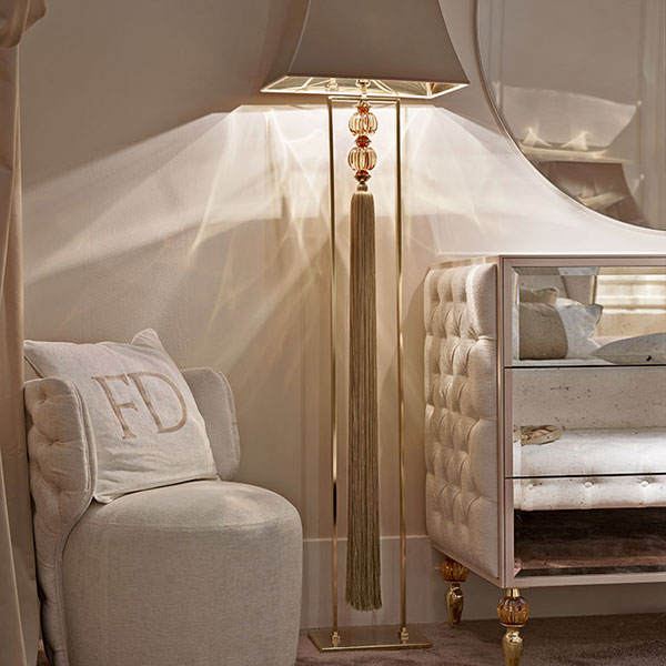 <strong>G3042</strong><br> 
piantana con riquadro in acciaio finitura gold con sfere in cristallo ambra e pendente fiocco sfilato, completa di paralume
30 x 20 x 186 cm<br>

<strong>g1045cp KARL</strong><br>
sedia capitonnè girevole base in acciaio finitura gold Ø 63 x 73 cm