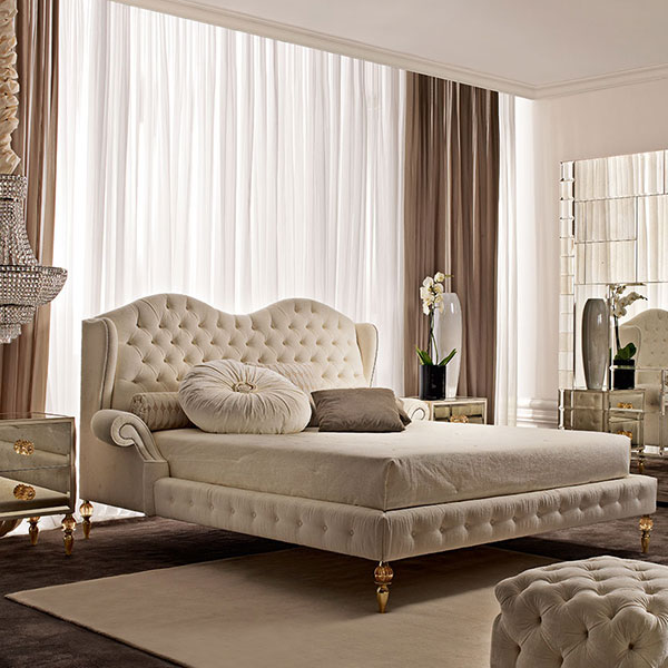 <strong>GL3060 Adelaide</strong><br>
letto elegance versione gold  
230 x 250 x 135 cm<br>

<strong>2046</strong><br>
armadio complanare ante specchio   
297 x 65 x 265 cm<br>

<strong>GL1311</strong><br>
comodino 2 cassetti, fianchi capitonnè, piedini in acciaio finitura gold con sfera in cristallo ambra, completo di pomi ambra  
64 x  45 x  71 cm<br>

<strong>G1027</strong><br>
pouff capitonnè con base in acciaio finitura gold  
60 x 60 x 40 cm<br>

<strong>cl13</strong><br>
lampadario in cristallo, 9 luci 
Ø 60 x 88 cm
