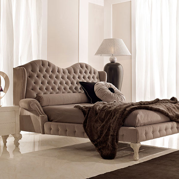 <strong>3060 Adelaide</strong><br>
letto 250 x 230 x 135 cm<br>

<strong>1421</strong><br>
comodino legno 2 cassetti 
66 x 41 x 62 cm<br>

<strong>2133</strong><br>
base lampada Cuore 3 luci 
Ø 50 x 53 cm<br>

<strong>VSS12 CALLA</strong><br>
quadro con Swarovski  
180 x 180 cm