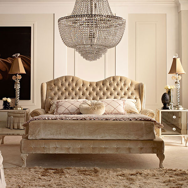 <strong>3060 Adelaide</strong><br>
letto 
250 x 230 x 135 cm<br>

<strong>1310</strong><br>
comò capitonné   
160 x 69 x 102 cm<br>

<strong>1311</strong><br>
comodino capitonné   
64 x 45 x 71 cm<br>

<strong>3003</strong><br>
armadio capitonné 3 ante  
234 x 66 x 256 cm<br>

<strong>VSS9S</strong><br>
quadro mani Gioconda bracciale Swarovski   
230 x 180 cm<br>

<strong>cl4</strong><br>
lampadario stile Impero, 18 luci 
Ø 100 x 143 cm<br>

<strong>5033</strong><br>
piantana legno   
Ø 45 H. 243 cm