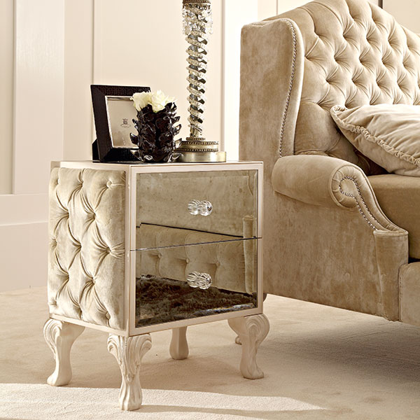 <strong>1311<br>
comodino capitonné  
64 x 45 x 71 cm