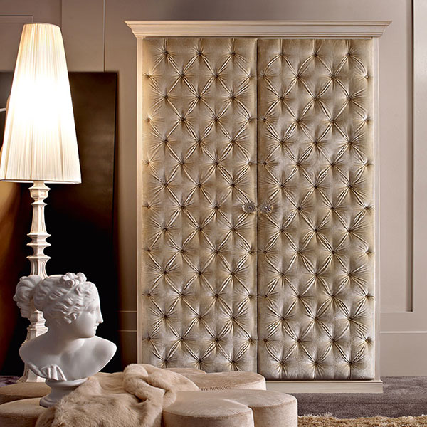 <strong>3012</strong><br>
armadio capitonné 2 ante   
166 x 66 x 256 cm<br>

<strong>7204</strong><br>
pouff Cuore    
57 x 57 x 40 cm