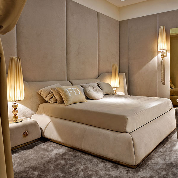 <strong>G5095 JAMES</strong><br>
letto versione gold  
390 x 250 x 113 cm<br>

<strong>G1591</strong><br>
comodino 1 cassetto piano marmo  
57 x 45 x 36 cm <br>

<strong>G1190</strong><br>
lampada con sfere in cristallo ambra e acciaio finitura gold, completa di paralume 
Ø 25 x 106 cm<br>

<strong>G1191</strong><br>
applique con sfere in cristallo ambra e acciaio finitura gold, completa di paralume e pendente fiocco sfilato  
25 x 25 x 156 cm<br>

<strong>GMR06</strong><br>
specchiera in acciaio finitura gold
120 x 240 cm<br>

<strong>g1045cp KARL</strong><br>
sedia capitonnè girevole base in acciaio finitura gold 
Ø 63 x 73 cm