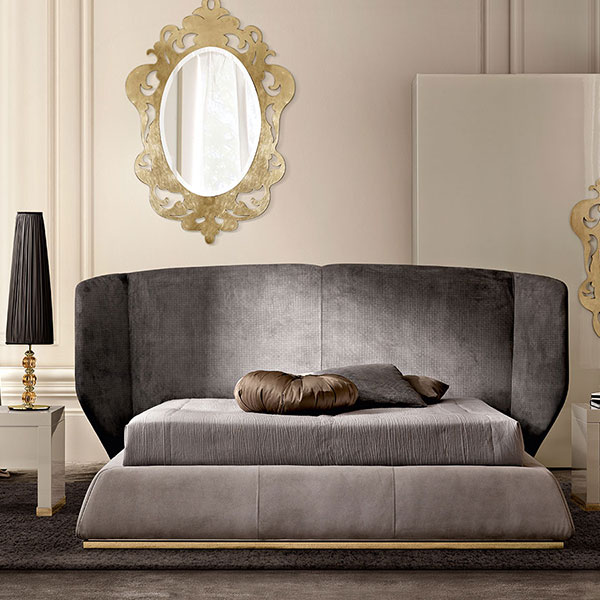 <strong>G5090 Martin</strong><br>
letto versione gold   
280 x 240 x 133 cm<br>

<strong>G1541</strong><br>
comodino base in acciaio finitura gold
68 x 52 x 54 cm<br>

<strong>G1190</strong><br>
lampada con sfere in cristallo ambra e acciaio finitura gold, completa di paralume  
Ø 25 x 106 cm<br>

<strong>Gmr05</strong><br>
specchiera in stile Barocco, acciaio vibrato  
142 x 200 cm<br>

<strong>G2047</strong><br>
armadio complanare 
297 x 65 x 265 cm<br>

<strong>cl5</strong><br>
lampada spirale in cristallo, 12 luci   
Ø 40 x 218 cm<br>

<strong>g1045cp KARL</strong><br>
sedia capitonnè girevole base in acciaio finitura gold 
Ø 63 x 73 cm<br>

<strong>GmR07</strong><br>
tavolo in acciaio finitura gold lucidato a specchio, piano marmo cappuccino bisellato lucido
Ø 60 x 53 cm