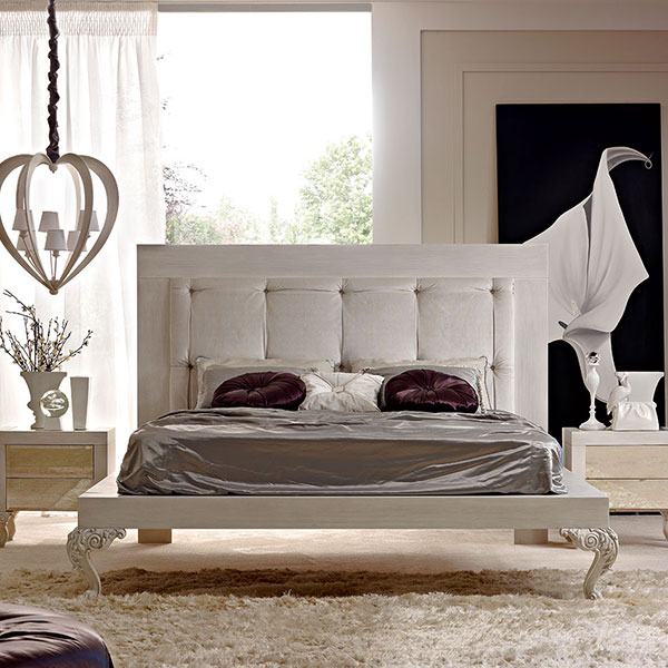 <strong>3070 Jared</strong><br>
letto 
216 x 233 x 160 cm<br>

<strong>2044</strong><br>
armadio complanare con specchi laterali 
297 x 63 x 265 cm<br>

<strong>1411</strong><br>
comodino specchio 
66 x 41 x 62 cm<br>

<strong>1410</strong><br>
comò specchio 
146 x 67 x 95 cm<br>


<strong>2139</strong><br>
lampadario Cuore 6 luci  
Ø 69 x 76 cm<br>


<strong>VSS13 CALLA</strong><br>
quadro con Swarovski 
100 x 250 cm
