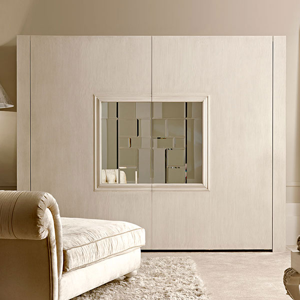 <strong>2045</strong><br>
armadio complanare senza specchi laterali  
297 x 63 x 265 cm<br>

<strong>VSS13 CALLA</strong><br>
quadro con Swarovski   
100 x 250 cm