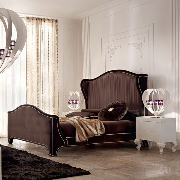 <strong>3065 Gerard</strong><br>
letto con pediera alta  
190 x 230 x 161 cm<br>

<strong>1420</strong><br>
comò legno 3 cassetti 
146 x 67 x 95 cm<br>

<strong>1421</strong><br>
comodino legno 2 cassetti  
66 x 41 x 62 cm<br>

<strong>2133</strong><br>
base lampada Cuore 3 luci 
Ø 50 x 53 cm<br>

<strong>2140</strong><br>
lampadario Cuore 12 luci 
Ø 120 x 126 cm<br>

<strong>4001</strong><br>
specchiera con farfalle 
Ø 120 cm<br>

<strong>7204</strong><br>
pouff Cuore 
57 x 57 x 40 cm