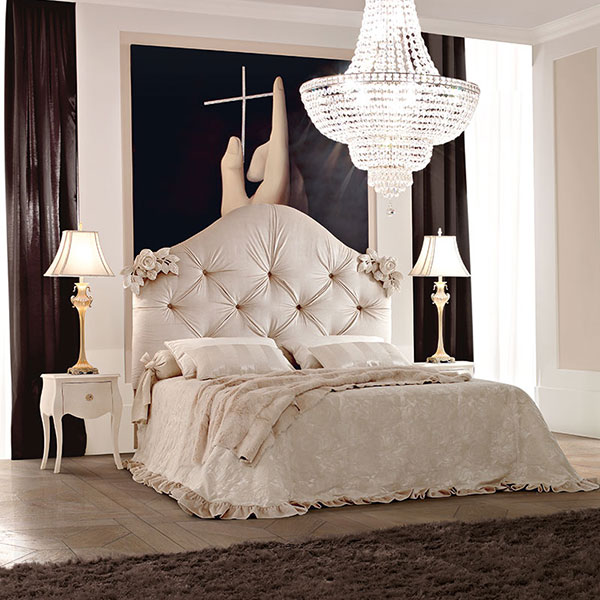 <strong>3035 Rose</strong><br>
letto 201 x 217 x 175 cm<br>

<strong>2042 Cameo</strong><br>
armadio 2 ante scorrevoli  
272 x 65 x 260 cm<br>

<strong>VSS8S</strong><br>
quadro mano Leonardo Swarovski 
230 x 180 cm<br>

<strong>cl13</strong><br>
lampadario in cristallo, 9 luci 
Ø 60 x 88 cm<br>

<strong>1561</strong><br>
comodino  
49 x 42 x 60 cm