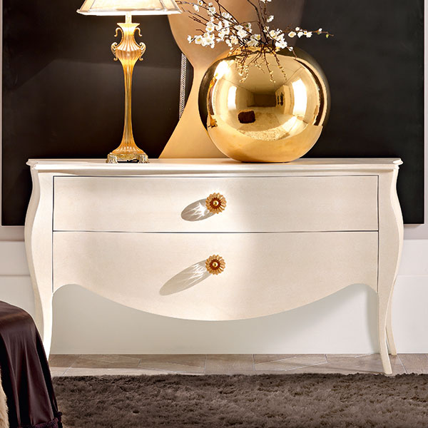 <strong>1560</strong><br>
comò   
162 x 62 x 84 cm<br>

<strong>VSS8S</strong><br>
quadro mano Leonardo Swarovski  
230 x 180 cm