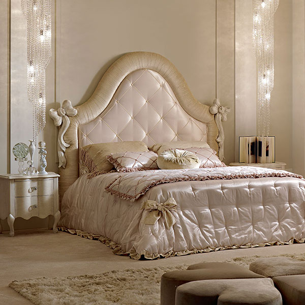 <strong>3010 FIOCCHI</strong><br>
letto  
230 x 209 x 190 cm<br>

<strong>1320</strong><br>
comò 
136 x 53 x 94 cm<br>

<strong>1321</strong><br>
comodino   
62 x 40 x 62 cm<br>

<strong>4001</strong><br>
specchiera con farfalle  
Ø 120 cm<br>

<strong>7204</strong><br>
pouff Cuore  
57 x 57 x 40 cm