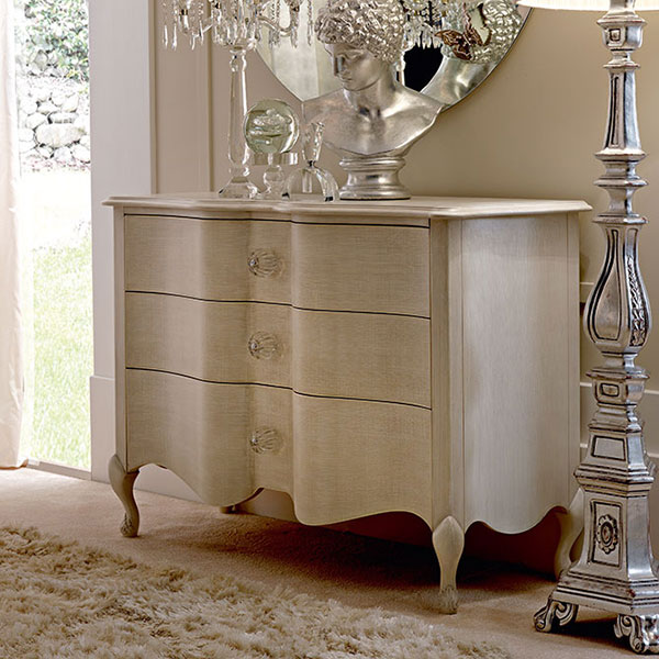 <strong>1320</strong><br>
comò  
136 x 53 x 94 cm<br>

<strong>4001</strong><br>
specchiera con farfalle 
Ø 120 cm