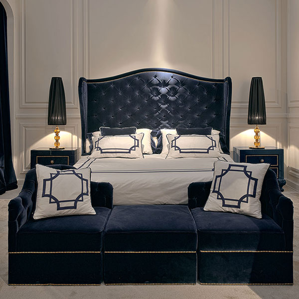 <strong>5020 SAMUEL</strong><br>
letto capitonnè pediera bassa  
190 x 230 x 180 cm<br>

<strong>1440</strong><br>
comò 3 cassetti, rivestito chiodato   
146 x 67 x 95 cm<br>

<strong>1441</strong><br>
comodino 2 cassetti, rivestito chiodato  
66 x 41 x 62 cm<br>

<strong>7206 CINDY</strong><br>
poltrona angolare capitonnè chiodata
60 x 60 x 73 cm<br>

<strong>7207 RAY</strong><br>
pouff quadrato chiodato
62 x 62 x 37 cm<br>

<strong>G1190</strong><br>
lampada con sfere in cristallo ambra e acciaio finitura gold, completa di paralume 
Ø 25 x 106 cm