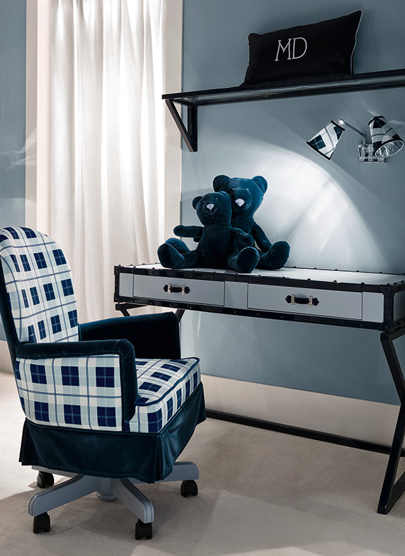 <strong>0181</strong> scrivania valigia 2 cassetti con SP06 maniglia grande ecopelle L. 121 x P. 61 x H. 79 cm 